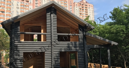 Ein Holzhaus mit eigenen Händen außen und innen bemalen